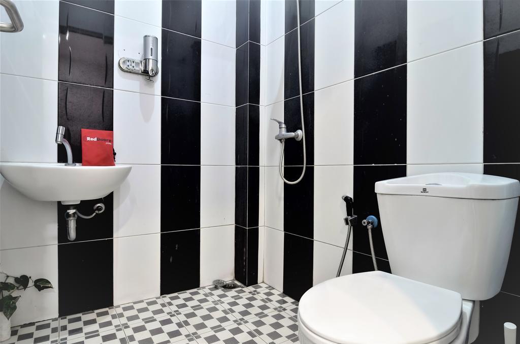 Reddoorz Near Poncol Station Hotel Semarang Bagian luar foto